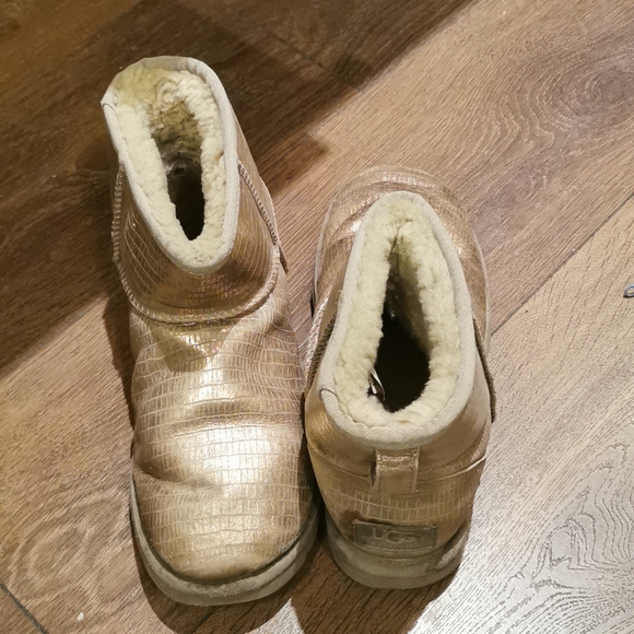 golden croc patterned ugg - Picture 4 of 5